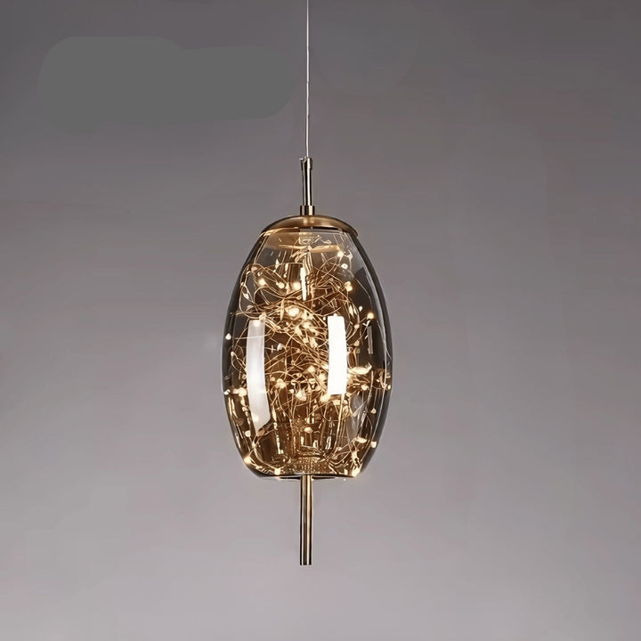 Oświetlenie sufitowe: Lampa wisząca Wróżki ze szklanym kloszem. Dodaje uroku i stylu do pokoju.