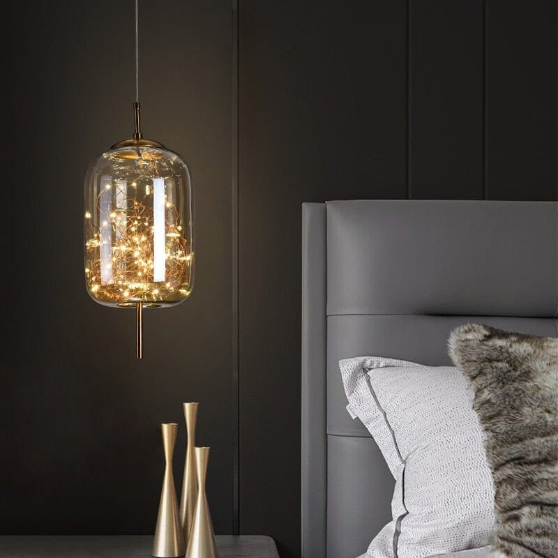 Lampa sufitowa z unikalnym szklanym kloszem Wróżki, tworząca magiczną atmosferę w domu.