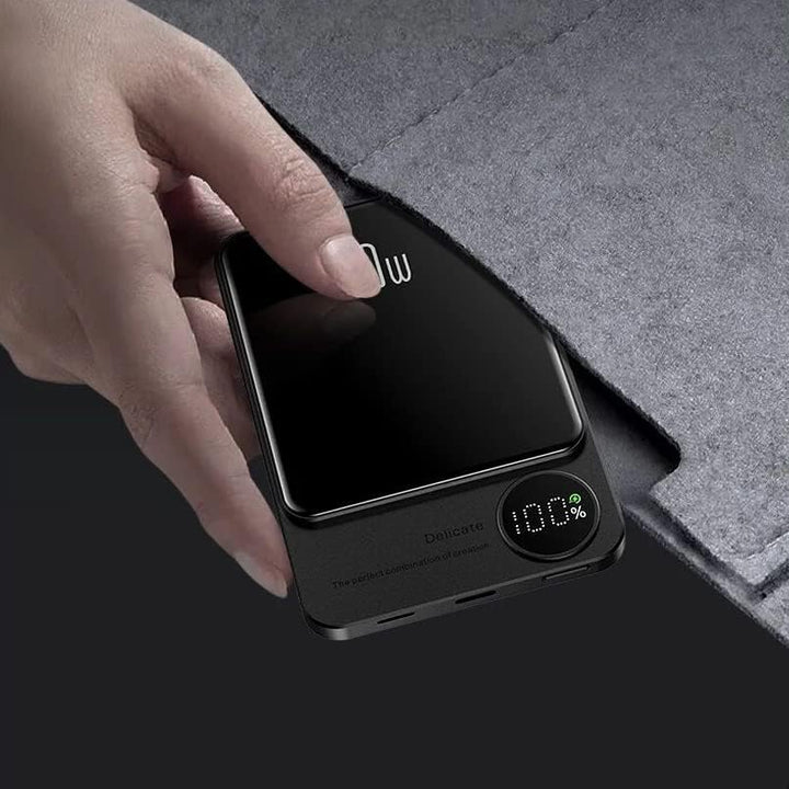 Fioletowy magnetyczny powerbank 15W, zapewniający szybkie ładowanie bezprzewodowe dla Twojego telefonu.