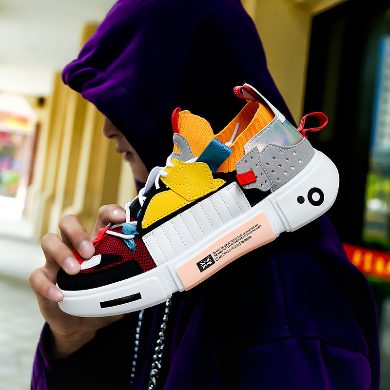 Prezentacja nowoczesnych męskich sneakersów trzymanych w dłoni
