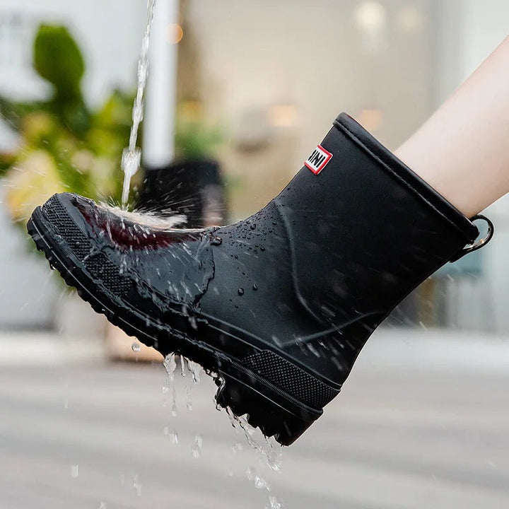 Czarne damskie buty deszczowe, wygodne i modne kalosze z wysoką cholewką