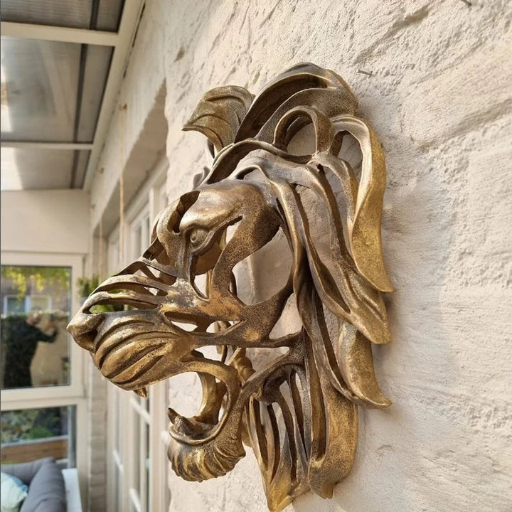 Elegancka dekoracja ścienna: rzeźba głowy lwa. Nowoczesny design do domu i biura, podkreśla styl.