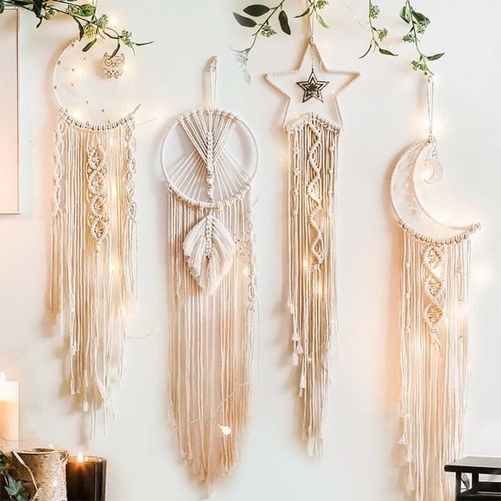Makramowa dekoracja ścienna boho z lampkami LED, idealna do sypialni lub salonu, tworzy ciepły klimat.