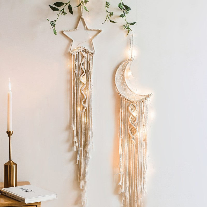 Ręcznie pleciona makrama boho w stylu łapacza snów z ciepłymi lampkami LED, ozdoba do wnętrz.