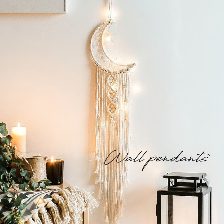 Stylowa dekoracja ścienna makrama boho z lampkami LED. Ożywi sypialnię, salon lub pokój dziecięcy.