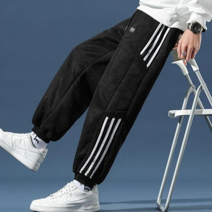 Wygodne sportowe spodnie męskie w stylu casual, widok z bliska na nogawkę