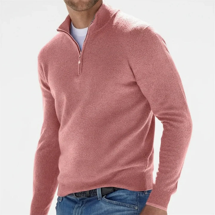 Mężczyzna w różowym swetrze męskim z zamkiem quarter-zip