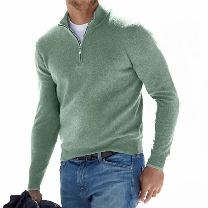 Mężczyzna w zielonym swetrze męskim z zamkiem quarter-zip
