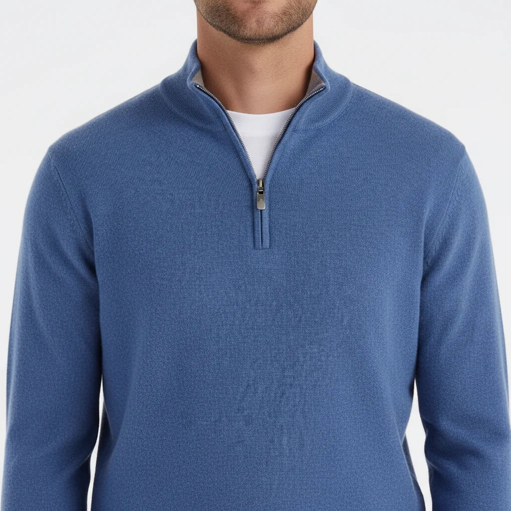 Zbliżenie na niebieski sweter męski z zamkiem quarter-zip