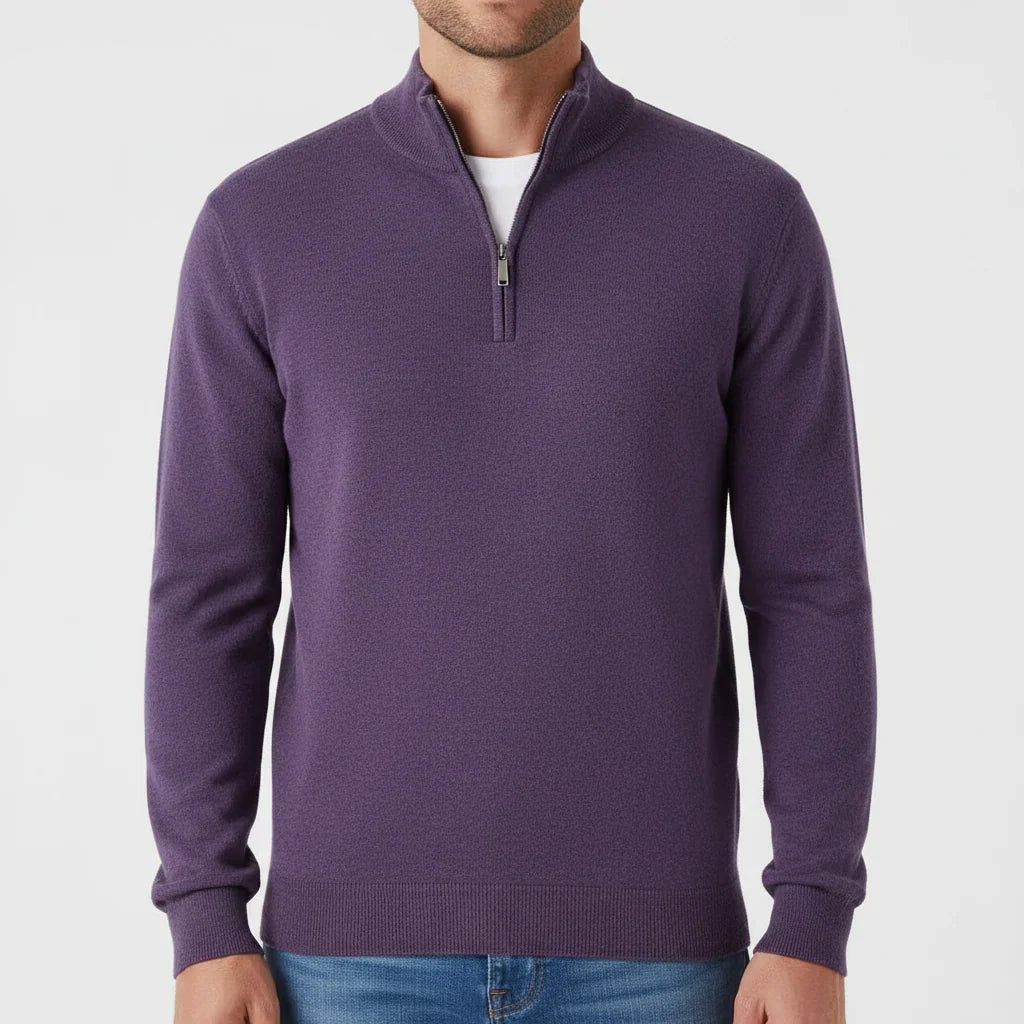 Męski sweter z zamkiem 1/4 w stylizacji smart casual, widok z przodu