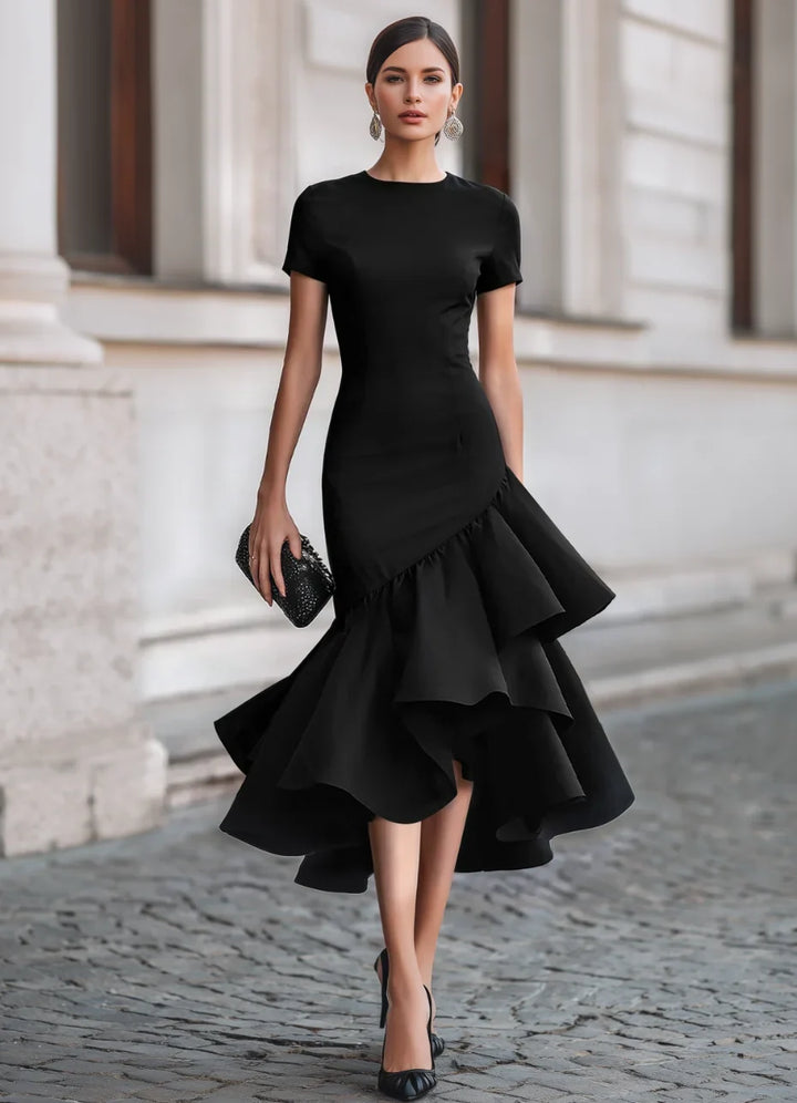 Zbliżenie na elegancką czarną sukienkę midi z krótkim rękawem