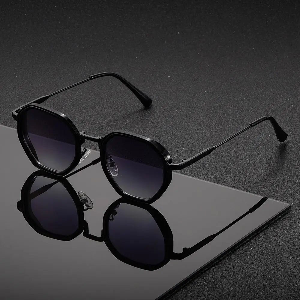 Damskie okulary przeciwsłoneczne retro w stylu vintage, widok z boku