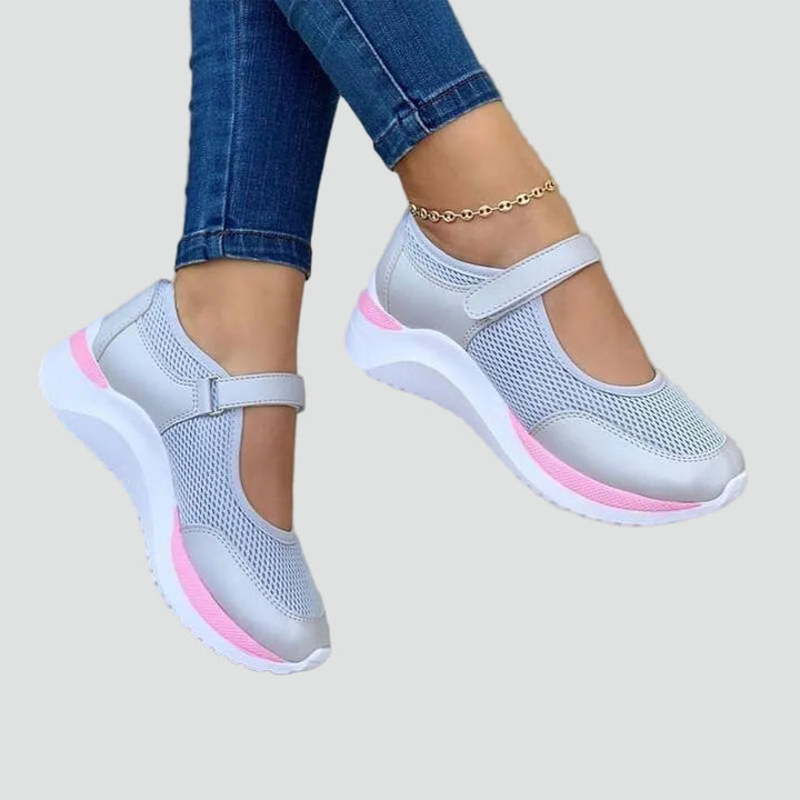 Szare damskie sneakersy z siateczki i paskiem na rzep prezentowane na stopie