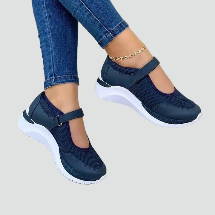 Szare damskie sneakersy z siateczki z paskiem na rzep widoczne z boku