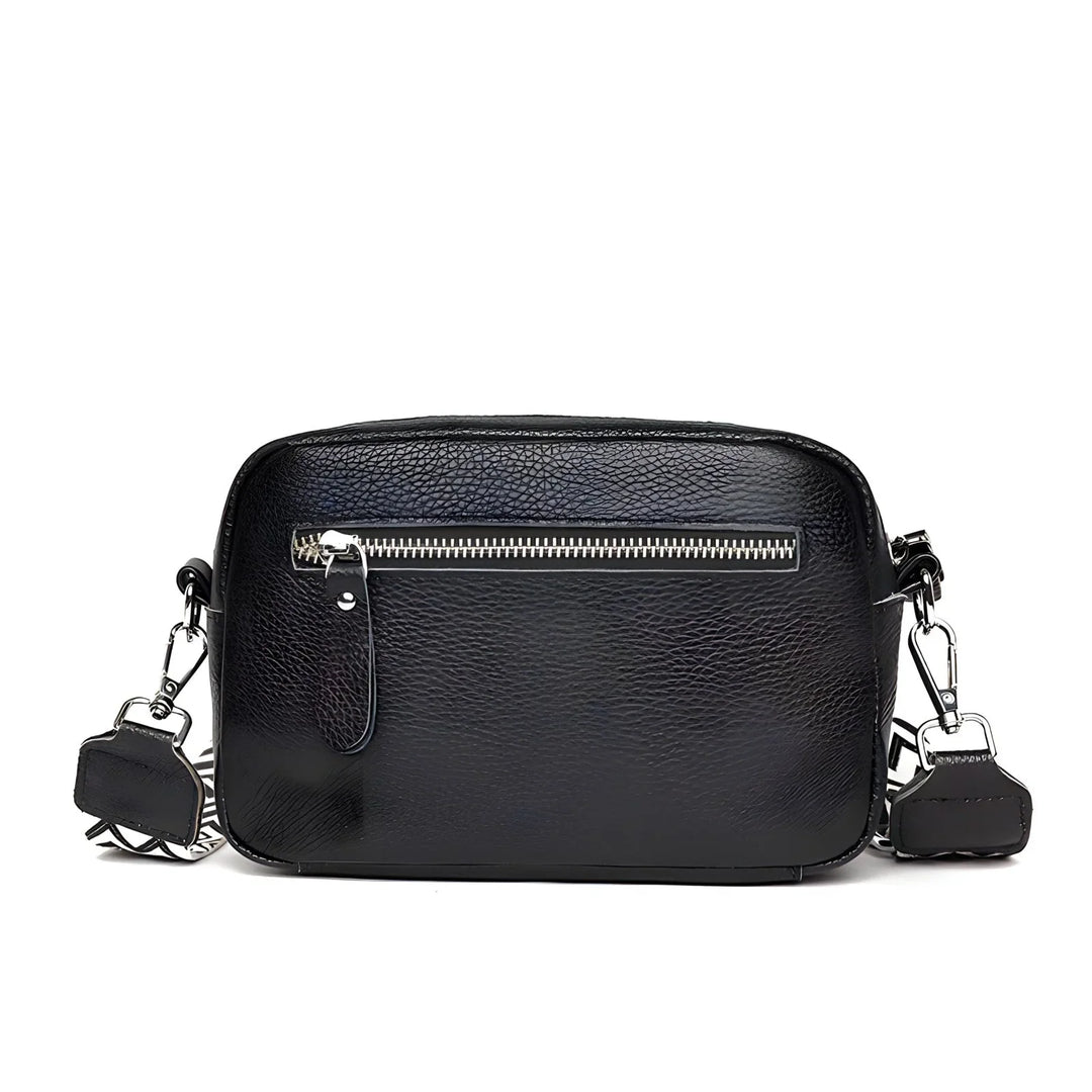 Czarna torba crossbody stylizowana z codziennym strojem