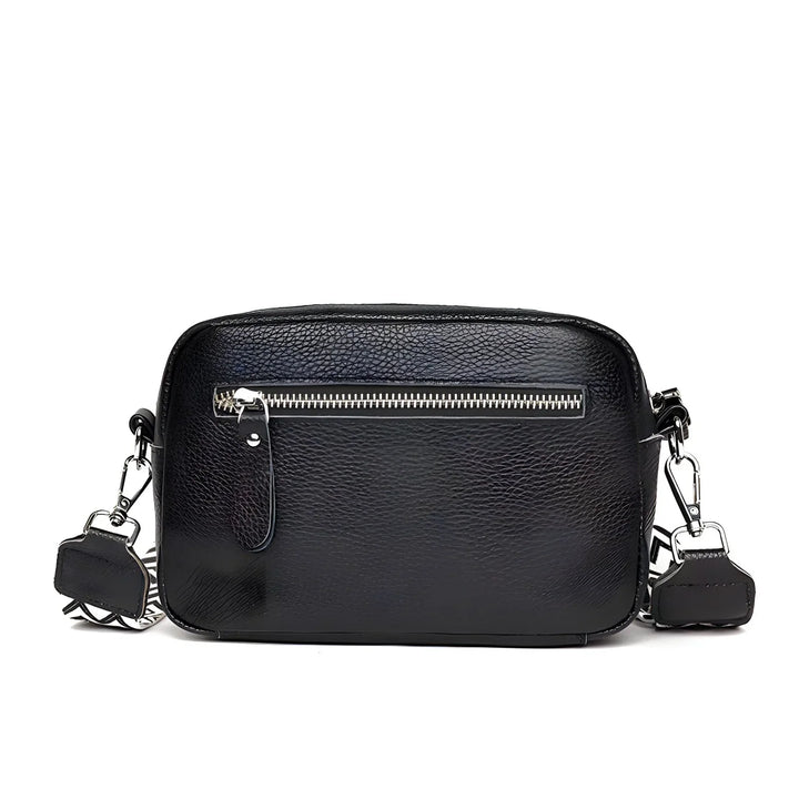 Czarna torba crossbody stylizowana z codziennym strojem