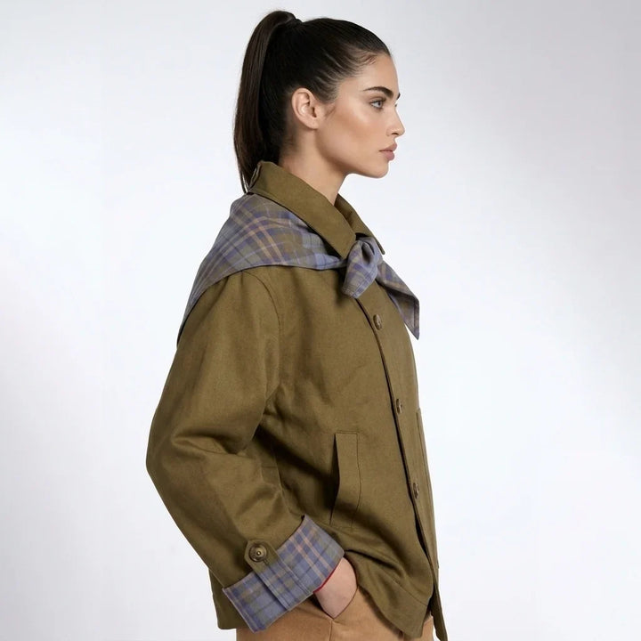 Brązowy płaszcz damski oversize, tył z modnymi detalami w kratę