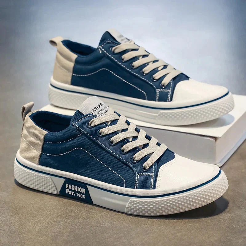 Męskie sneakersy w kolorze granatowym ustawione na jasnym tle