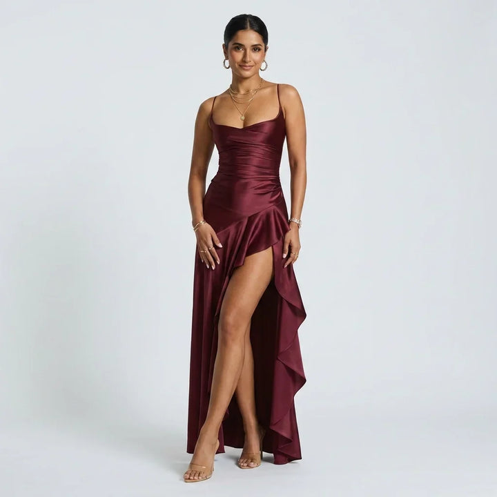 Elegancka sukienka maxi na wesele o asymetrycznym kroju w ujęciu z boku