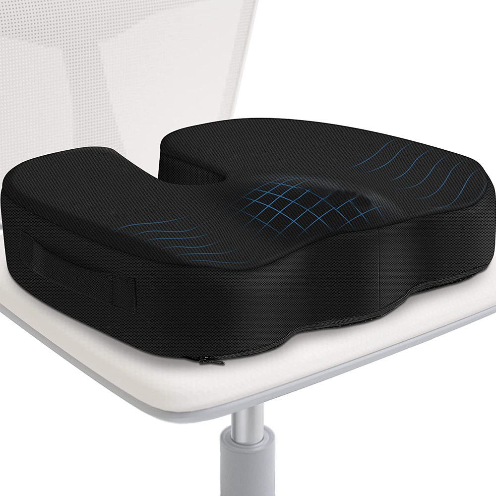 Czarna ergonomiczna poduszka z pianką memory na krześle biurowym