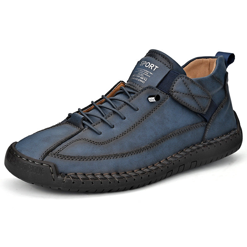 Męskie niebieskie buty codzienne sznurowane z paskiem na rzep prezentowane pod kątem
