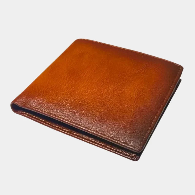 Brązowy męski portfel skórzany o konstrukcji bifold widoczny od frontu