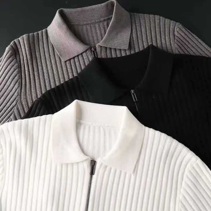Elegancki sweter męski typu polo zapinany na zamek, widoczny dekolt