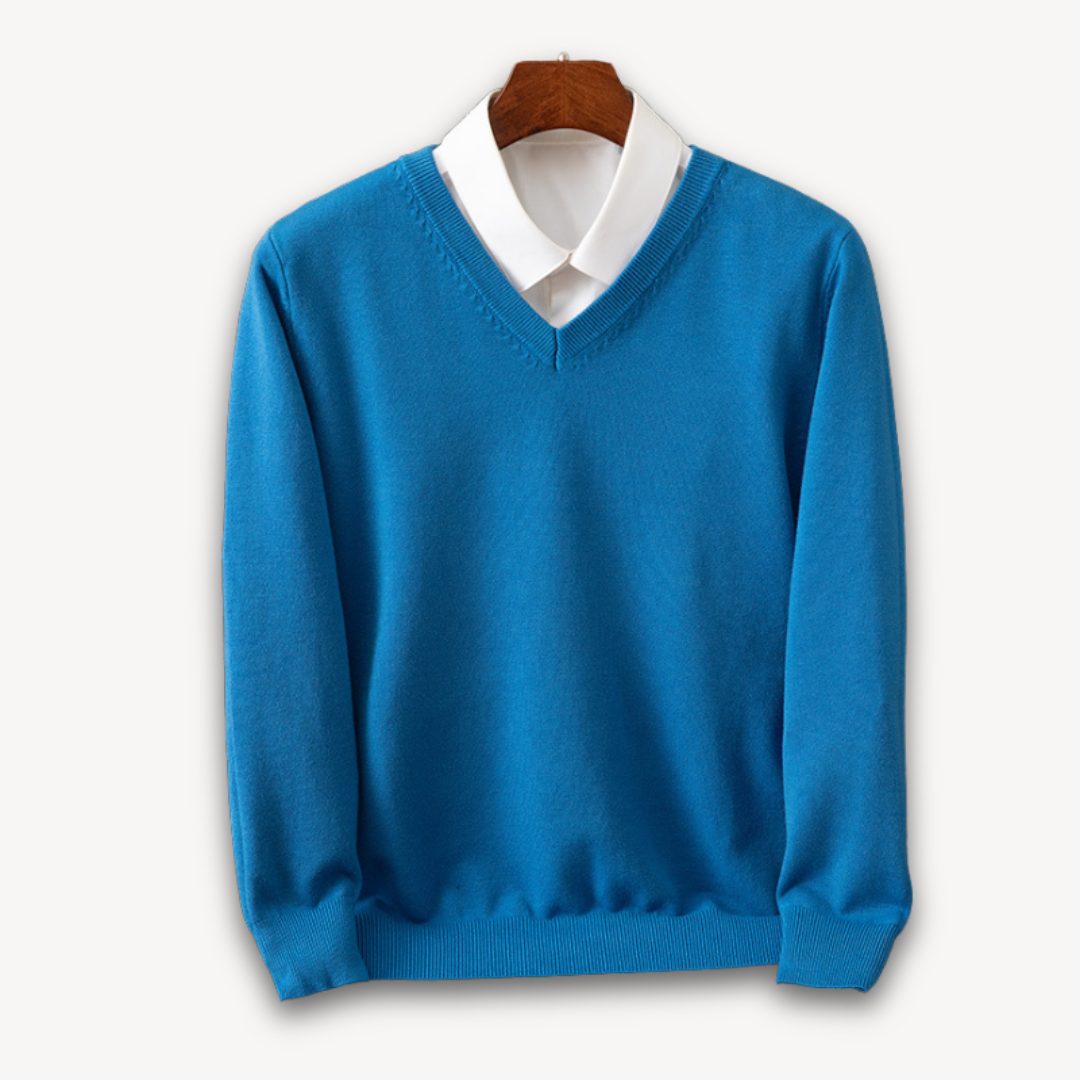 Niebieski męski sweter V-Neck zaprezentowany na wieszaku