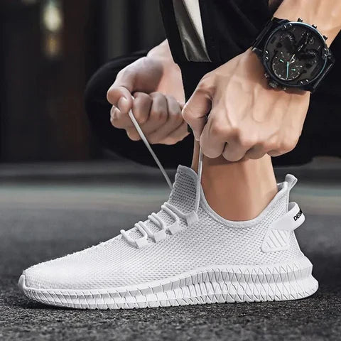 Wygodne buty codzienne męskie na stopie, prezentujące komfort noszenia i stylowy design sneakersów.