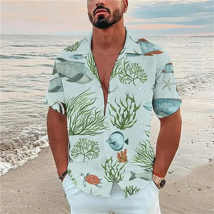 Męski model prezentujący koszulę plażową z krótkim rękawem i morskim nadrukiem na tle morza
