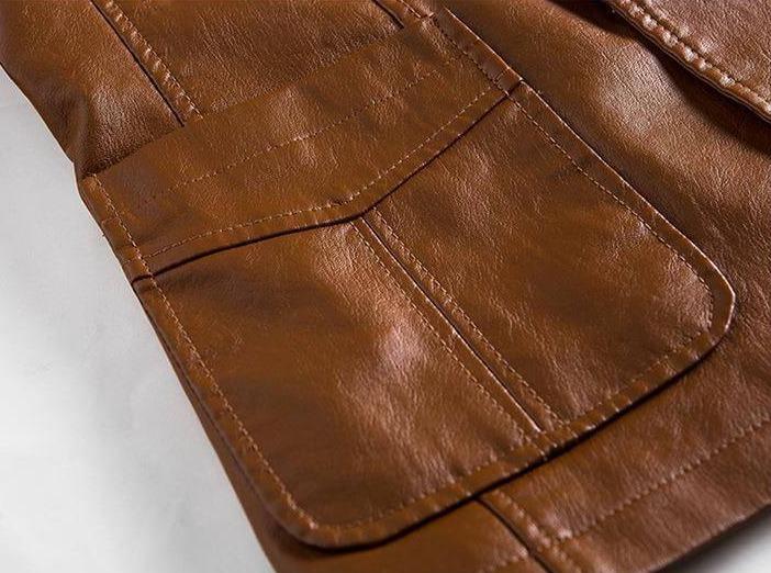 Zbliżenie na materiał i guzik eleganckiej marynarki męskiej