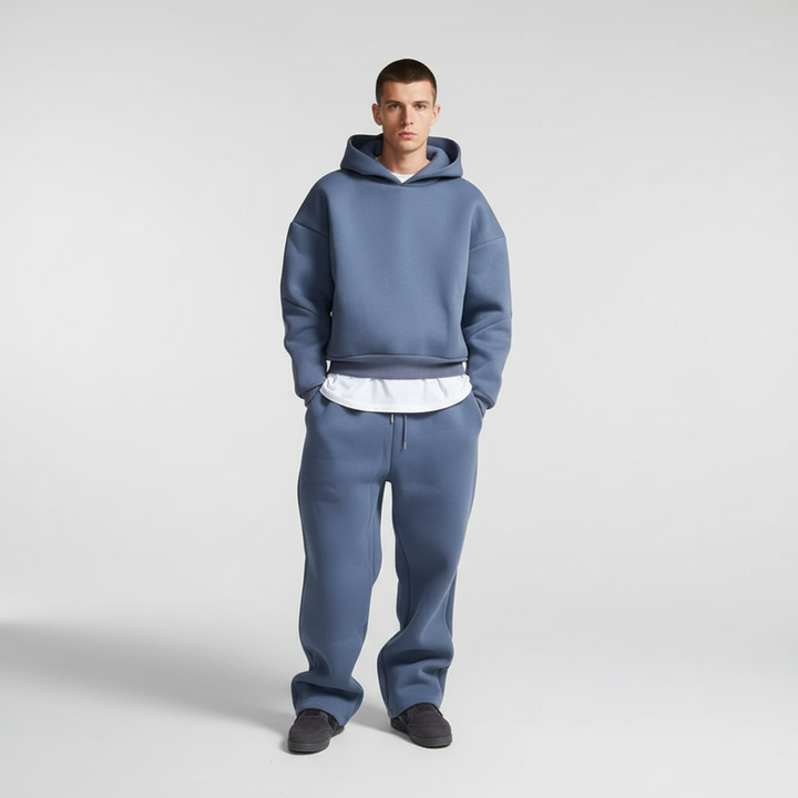 Mężczyzna w niebieskim męskim dresie oversize z kapturem