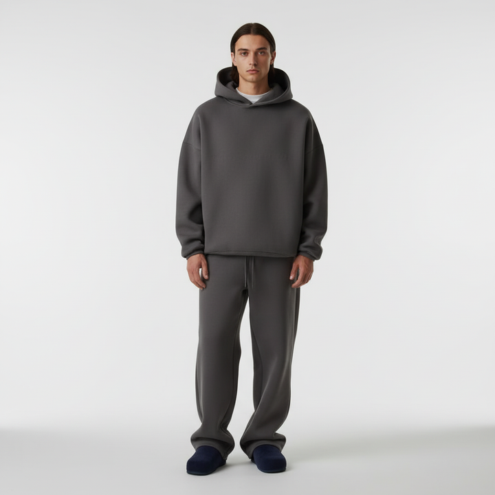 Tył męskiego kompletu dresowego oversize, czarna bluza z kapturem