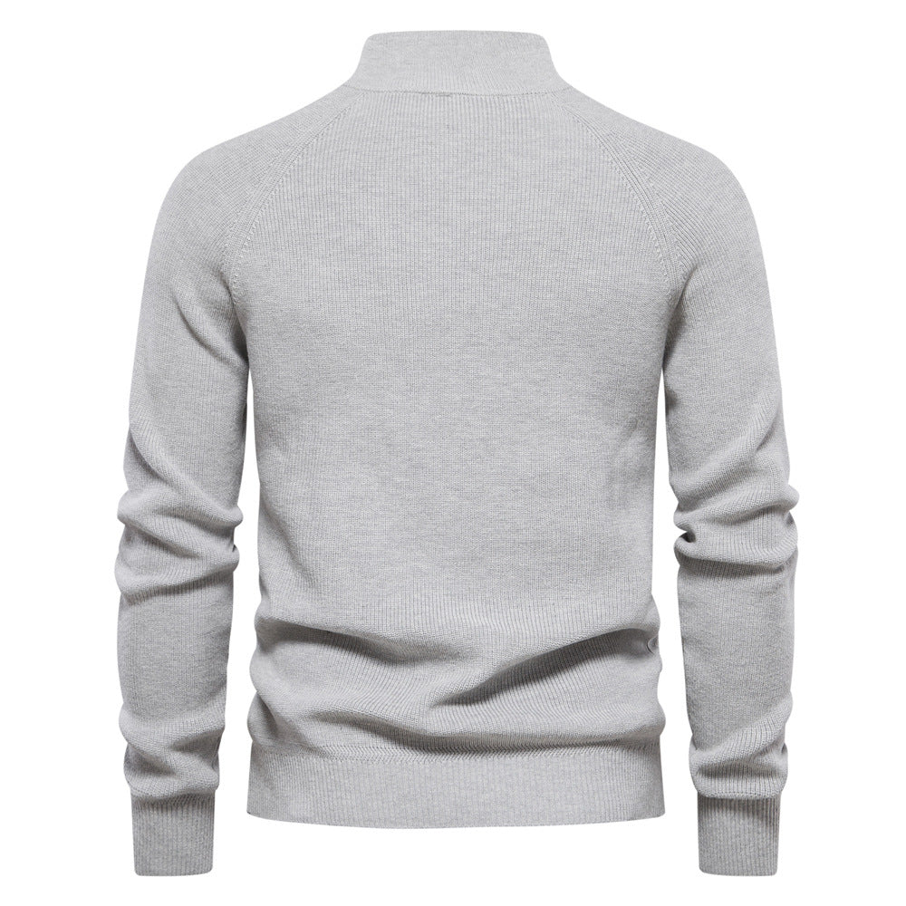 Stylowy męski sweter ze stójką, prezentowany w pełnej krasie, moda jesienna