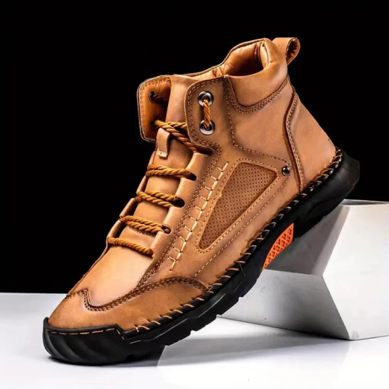 Męskie eleganckie buty ortopedyczne w kolorze koniakowym prezentowane na stojaku