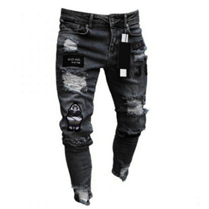 Szare męskie jeansy slim fit z naszywkami i przetarciami prezentowane z bliska