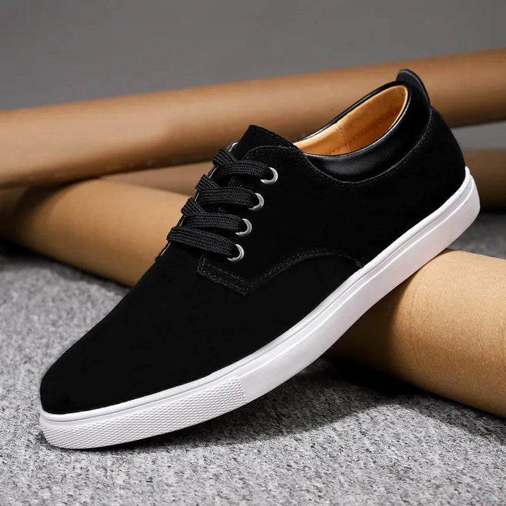 Wygodne męskie buty codzienne w czarnym kolorze z detalami