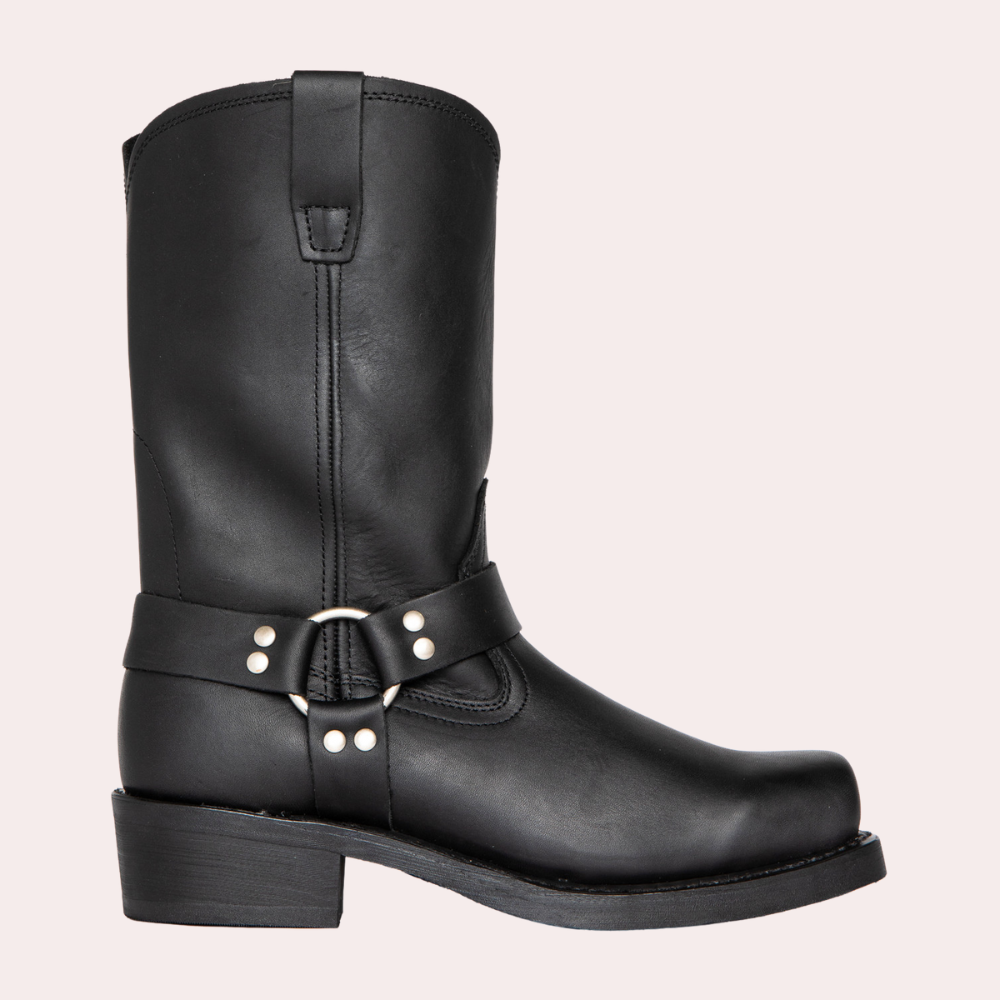 Czarne męskie buty zimowe z ozdobnymi nitami i metalowym pierścieniem