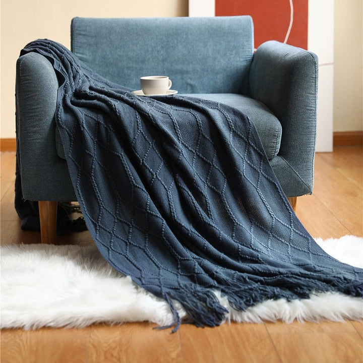 Przytulny koc dzianinowy, skandynawska narzuta na sofę, komfortowy dom.