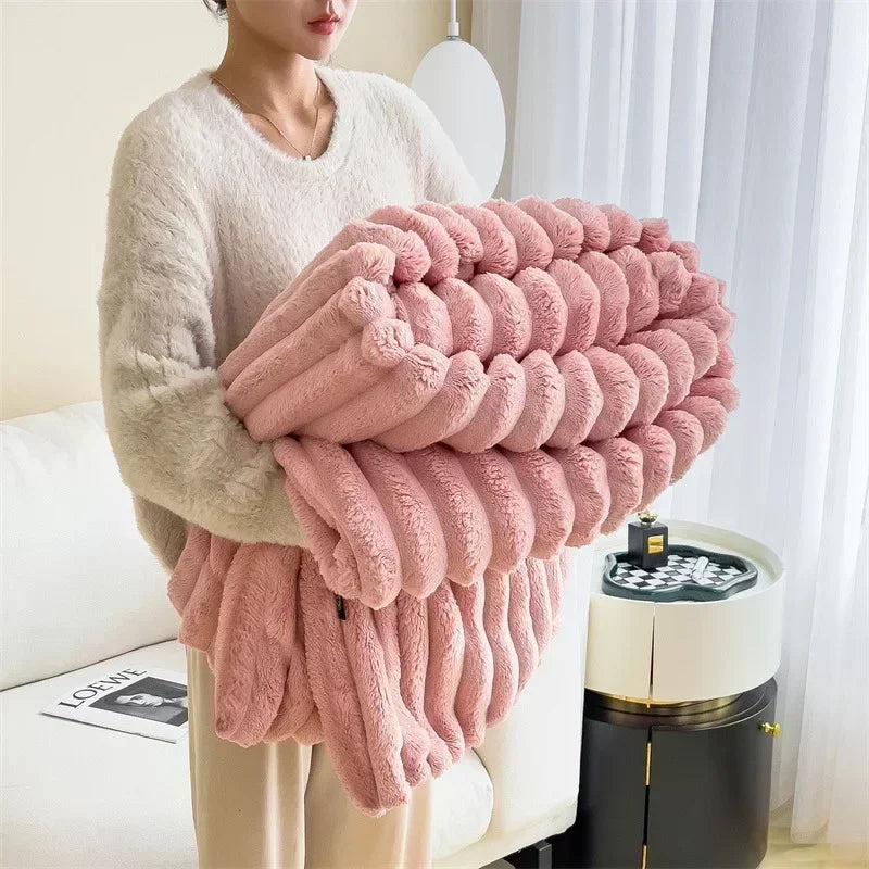 Detal: uroczy wzór króliczka na miękkim kocu, idealny na przytulny jesienny wieczór.