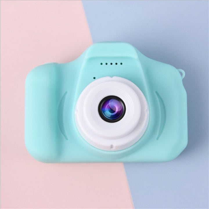 Dziecko fotografujące mini aparatem cyfrowym retro. Idealny do nauki i zabawy z fotografią w stylu vintage.