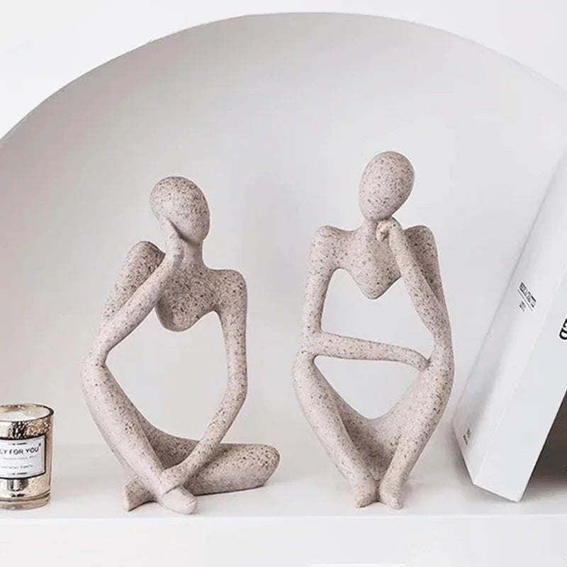 Minimalistyczna figurka Myśliciela, nowoczesna dekoracja do salonu lub biura, czarna, abstrakcyjna.