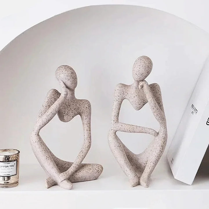 Minimalistyczna figurka Myśliciela, nowoczesna dekoracja do salonu lub biura, czarna, abstrakcyjna.