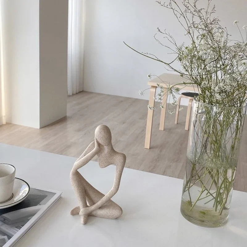 Abstrakcyjna figurka Myśliciela, elegancka ozdoba na biurko lub półkę, dodająca charakteru wnętrzu.