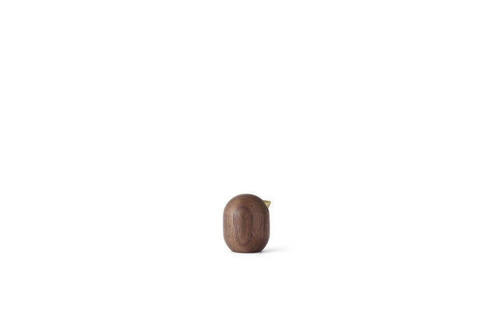 Pełna sylwetka minimalistycznej figurki ptaszka z drewna, design dekoracji.