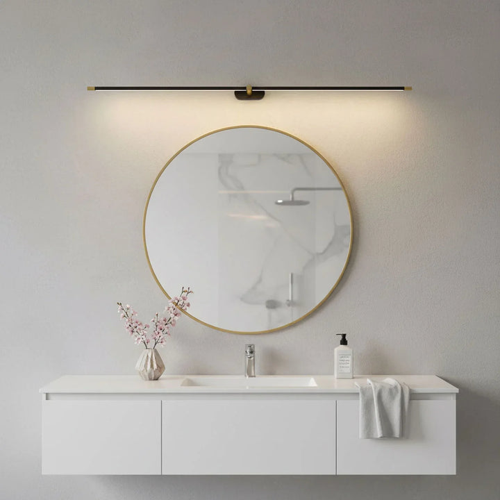 Złota lampa ścienna LED, designerski kinkiet do salonu, minimalistyczny styl.