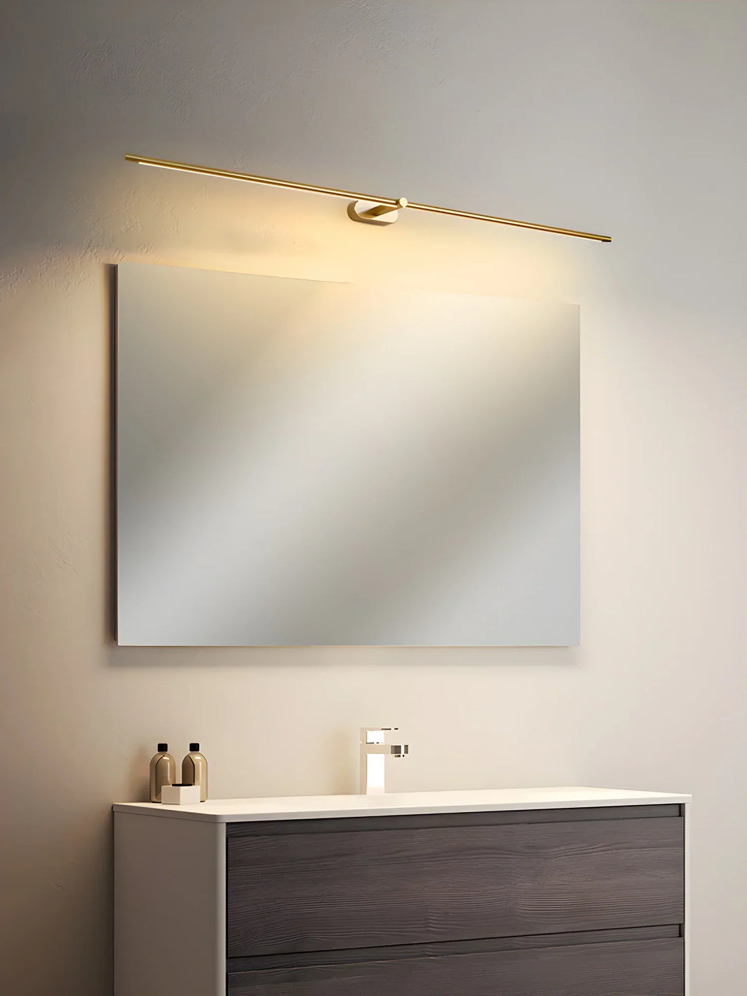 Elegancka czarna lampa ścienna LED, z ciepłym światłem, idealna do sypialni.