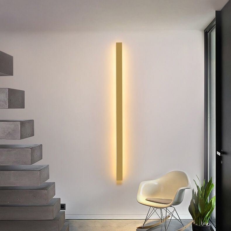 Designerska lampa ścienna LED, minimalistyczny styl i nowoczesne oświetlenie do sypialni.