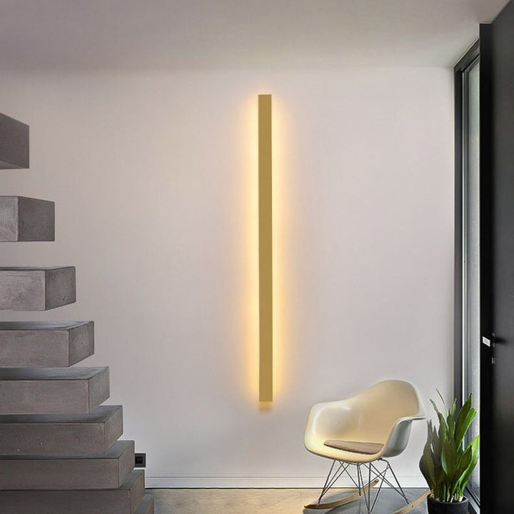 Designerska lampa ścienna LED, minimalistyczny styl i nowoczesne oświetlenie do sypialni.