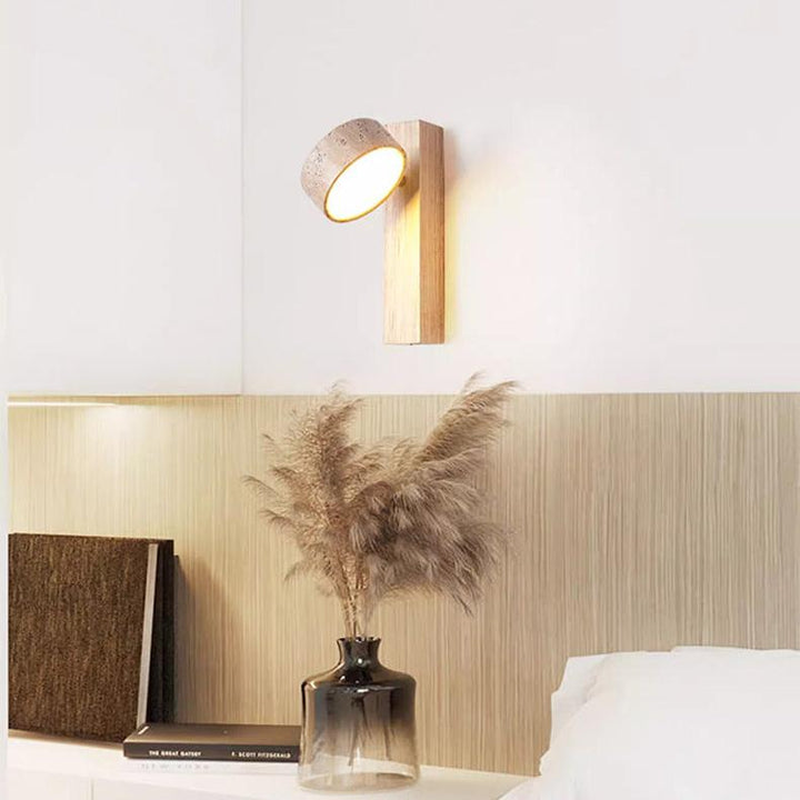 Designerska lampa ścienna LED z obrotową głowicą. Elegancka oprawa z trawertynu i drewna do salonu.